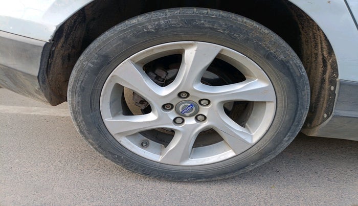 2013 Volvo V40 Cross Country D3, Diesel, Automatic, 1,12,000 km, tyre