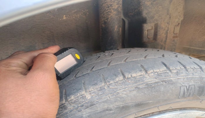 2012 Toyota Etios Liva G, Petrol, Manual, 1,82,437 km, tyre