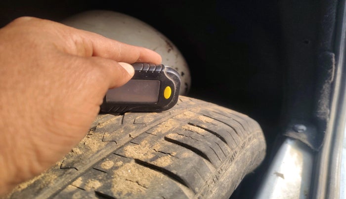 2012 Toyota Etios Liva G, Petrol, Manual, 1,82,437 km, tyre