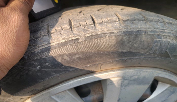 2012 Toyota Etios Liva G, Petrol, Manual, 1,82,437 km, tyre