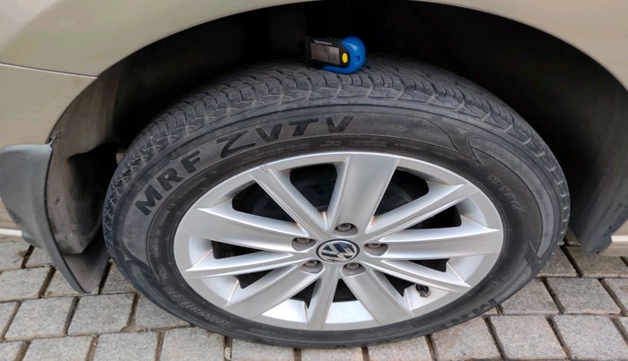 2015 Volkswagen Vento HIGHLINE 1.6 MPI, Petrol, Manual, 32,643 km, tyre