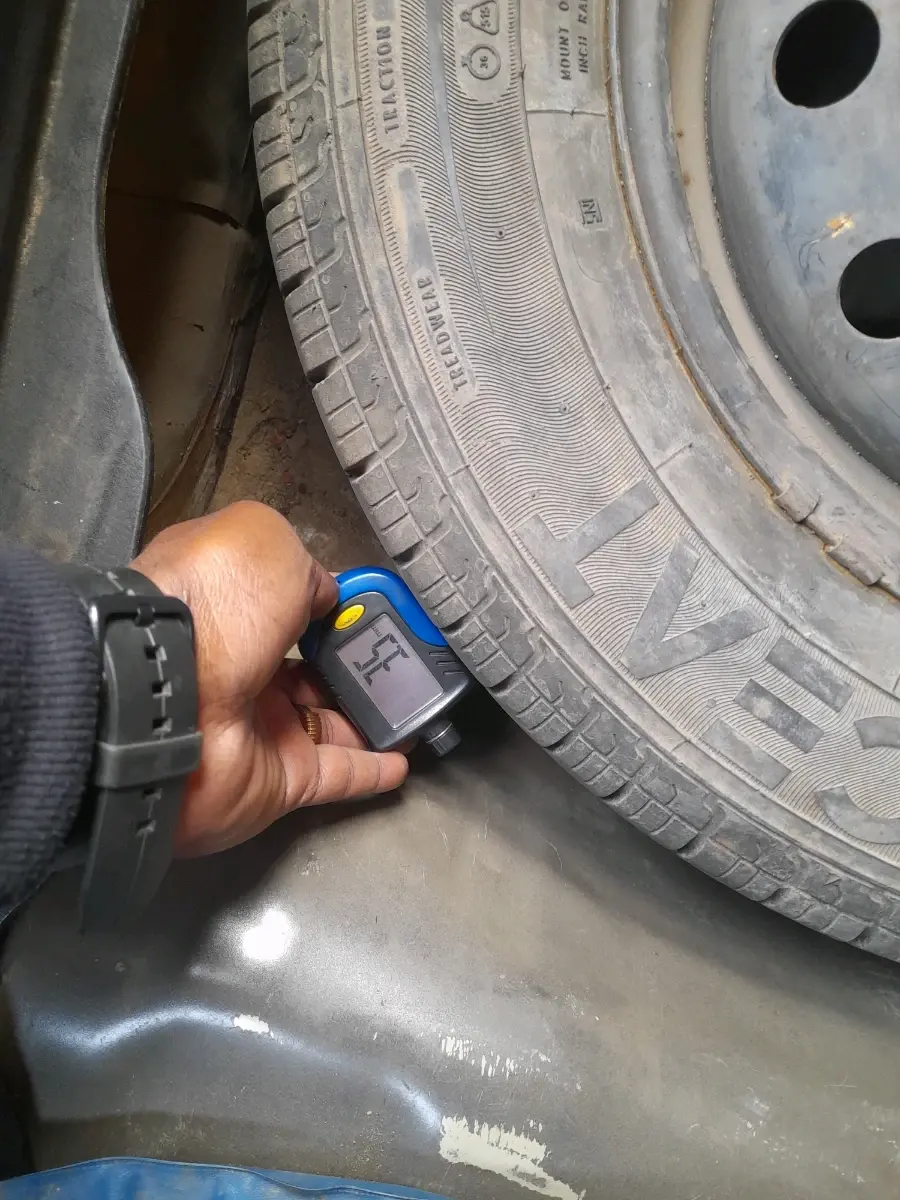 2015 Maruti Swift Dzire VXI, Petrol, Manual, 1,93,196 km, tyre