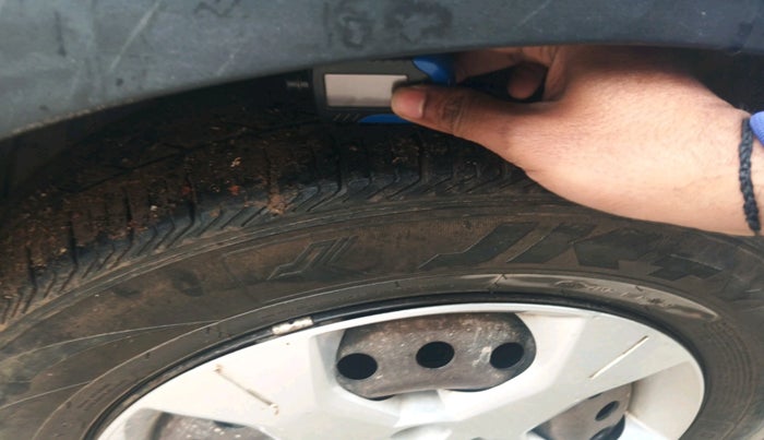 2019 Mahindra XUV300 W6 1.5 DIESEL, Diesel, Manual, 1,02,432 km, tyre