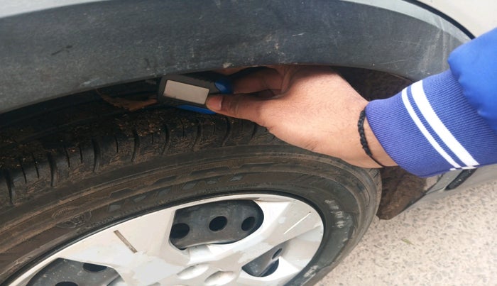 2019 Mahindra XUV300 W6 1.5 DIESEL, Diesel, Manual, 1,02,432 km, tyre