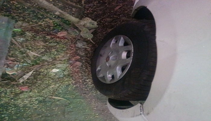 2012 Fiat Grand Punto ACTIVE 1.3, Diesel, Manual, 1,00,350 km, tyre