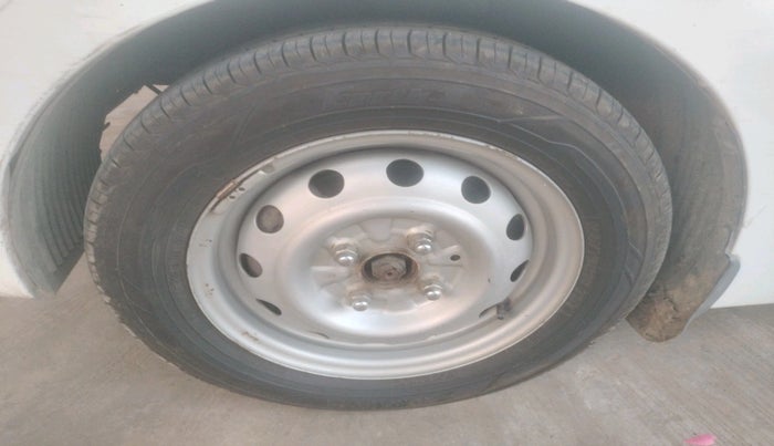 2017 Hyundai Eon ERA +, Petrol, Manual, 47,297 km, tyre