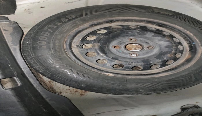 2016 Maruti Swift Dzire VDI, Diesel, Manual, 1,17,007 km, tyre