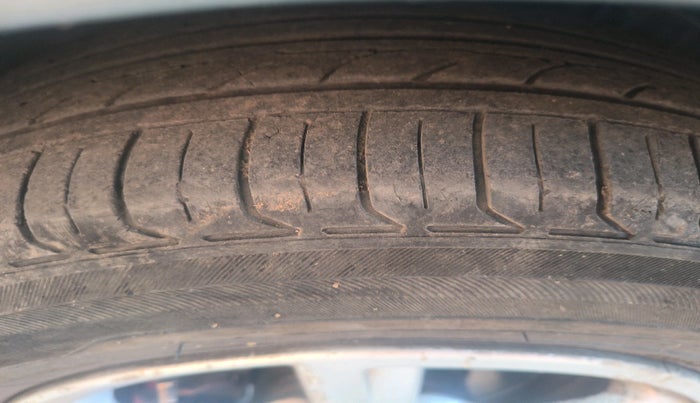 2013 Volkswagen Vento HIGHLINE DIESEL 1.6, Diesel, Manual, 99,749 km, tyre