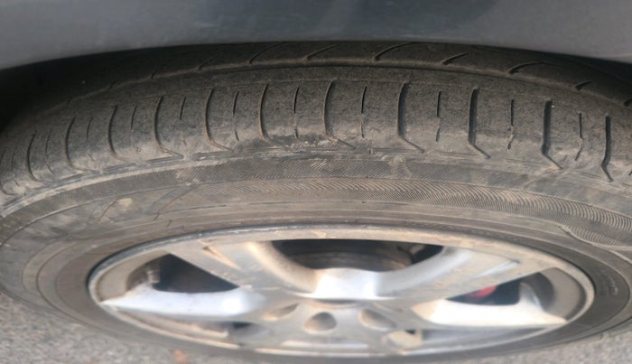 2013 Volkswagen Vento HIGHLINE DIESEL 1.6, Diesel, Manual, 99,749 km, tyre