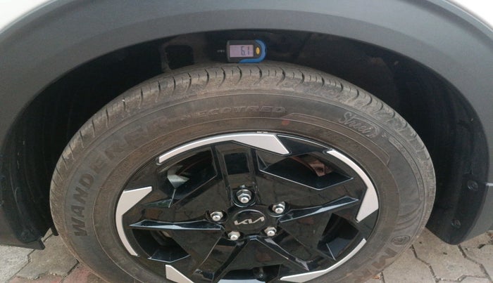 2025 KIA Carens Clavis HTK 1.5 Diesel MT, Diesel, Manual, 6,438 km, tyre