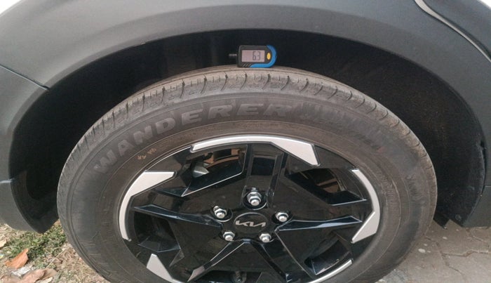 2025 KIA Carens Clavis HTK 1.5 Diesel MT, Diesel, Manual, 6,438 km, tyre