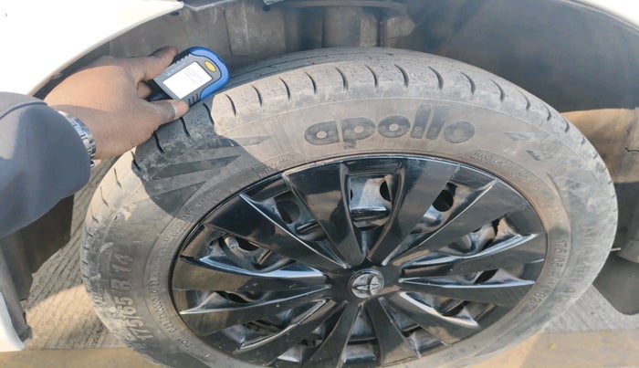 2011 Toyota Etios Liva G, Petrol, Manual, 1,08,613 km, tyre