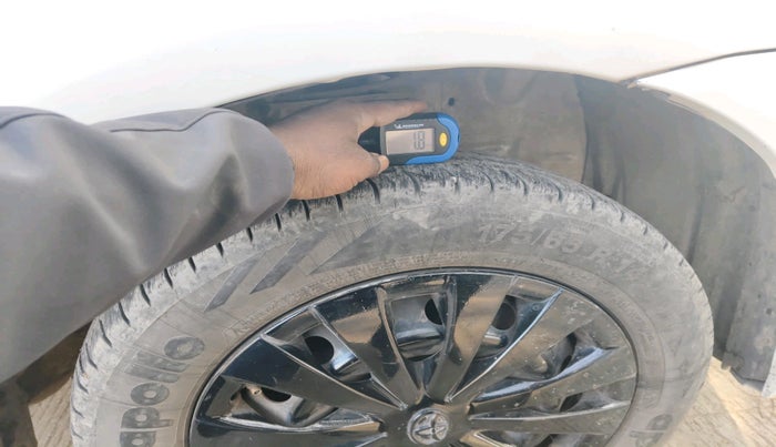 2011 Toyota Etios Liva G, Petrol, Manual, 1,08,613 km, tyre