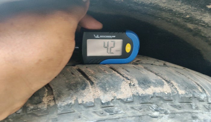 2012 Volvo XC 60 D4 KINETIC, Diesel, Automatic, 2,98,898 km, tyre