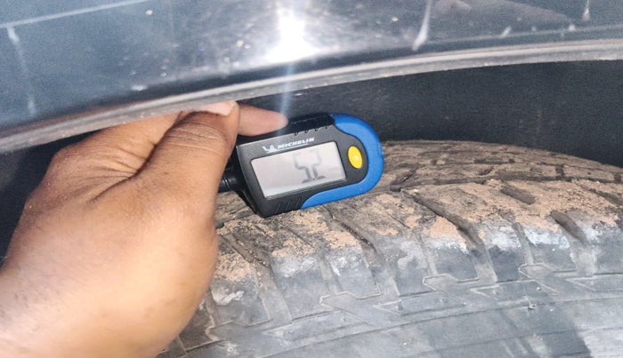 2012 Volvo XC 60 D4 KINETIC, Diesel, Automatic, 2,98,898 km, tyre