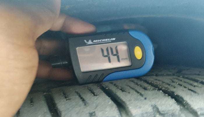 2012 Volvo XC 60 D4 KINETIC, Diesel, Automatic, 2,98,898 km, tyre