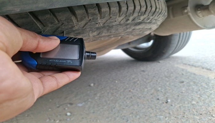 2014 Mahindra XUV500 W8, Diesel, Manual, 1,07,148 km, tyre