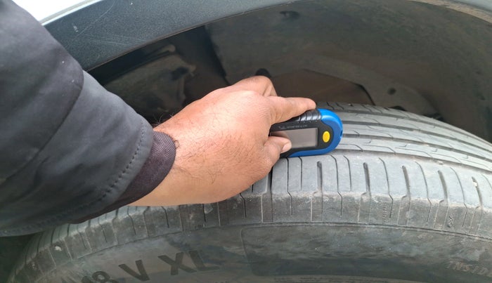 2014 Mahindra XUV500 W8, Diesel, Manual, 1,07,148 km, tyre