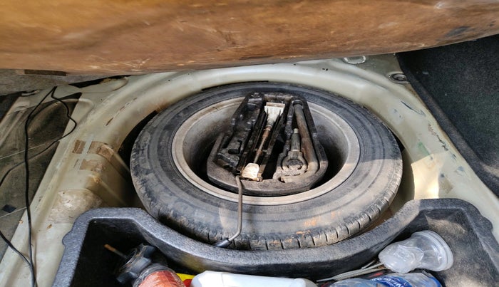 2011 Volkswagen Vento HIGHLINE DIESEL 1.6, Diesel, Manual, 1,05,874 km, tyre