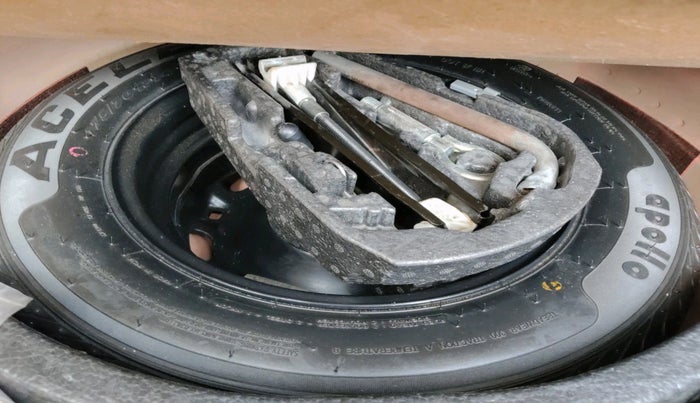 2011 Volkswagen Vento HIGHLINE 1.6 MPI, Petrol, Manual, 1,21,787 km, tyre