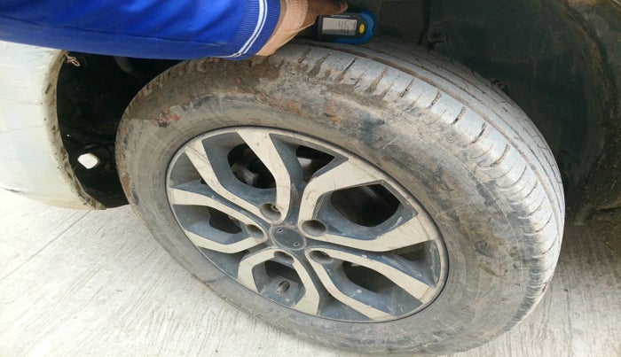 2014 Nissan Terrano XL (D), Diesel, Manual, 1,75,087 km, tyre