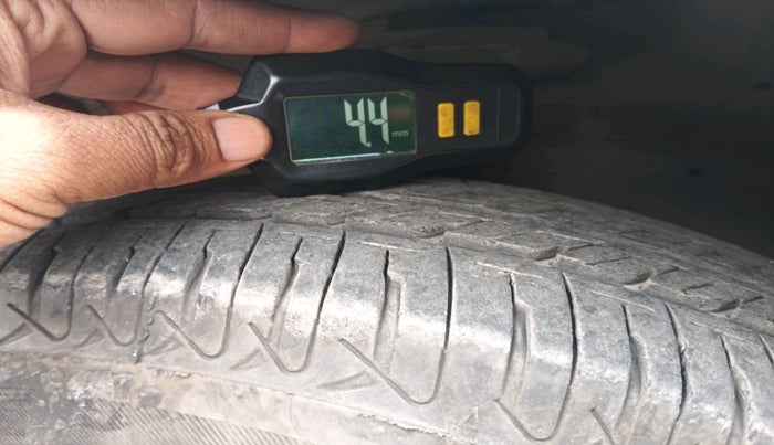 2015 Maruti Swift Dzire LXI (O), Petrol, Manual, 46,657 km, tyre