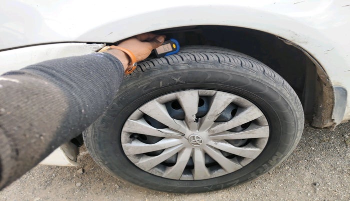 2011 Toyota Etios G, Petrol, Manual, 1,65,582 km, tyre