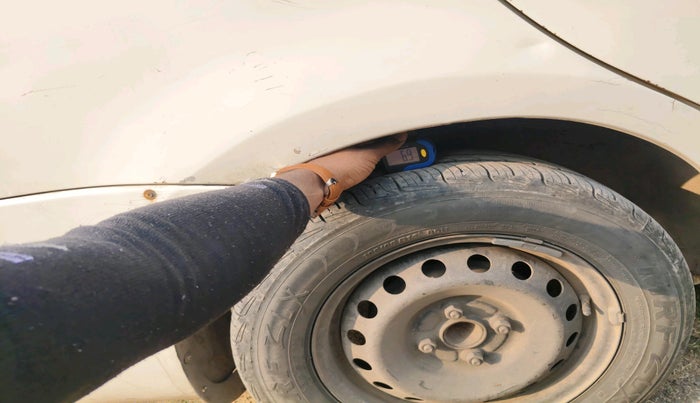 2011 Toyota Etios G, Petrol, Manual, 1,65,582 km, tyre