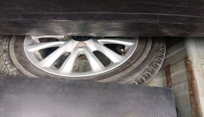 2011 Toyota Etios V, Petrol, Manual, 1,07,851 km, tyre