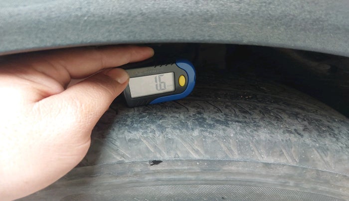 2021 Mahindra XUV700 AX 7 LUXURY D AT 7 STR, Diesel, Automatic, 77,880 km, tyre