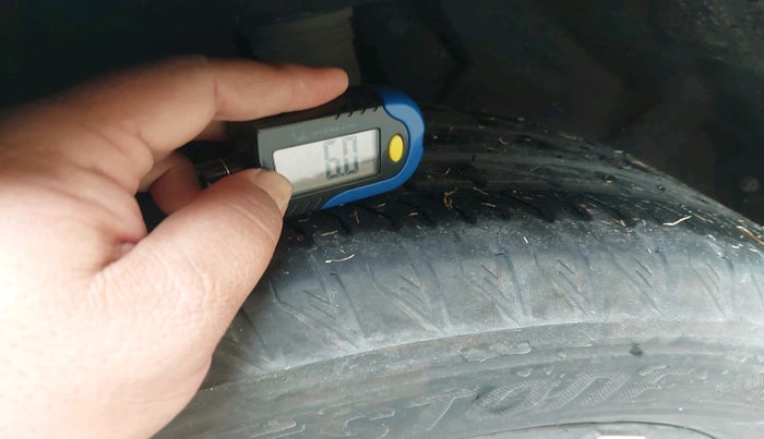 2021 Mahindra XUV700 AX 7 LUXURY D AT 7 STR, Diesel, Automatic, 77,880 km, tyre