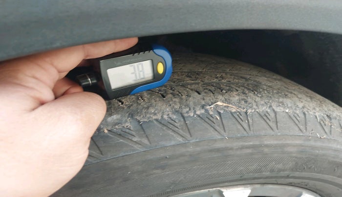 2021 Mahindra XUV700 AX 7 LUXURY D AT 7 STR, Diesel, Automatic, 77,880 km, tyre