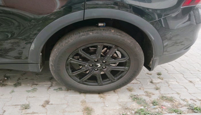 2024 Mahindra XUV700 AX 7 LUXURY P AT 7 STR, Petrol, Automatic, 11,175 km, tyre