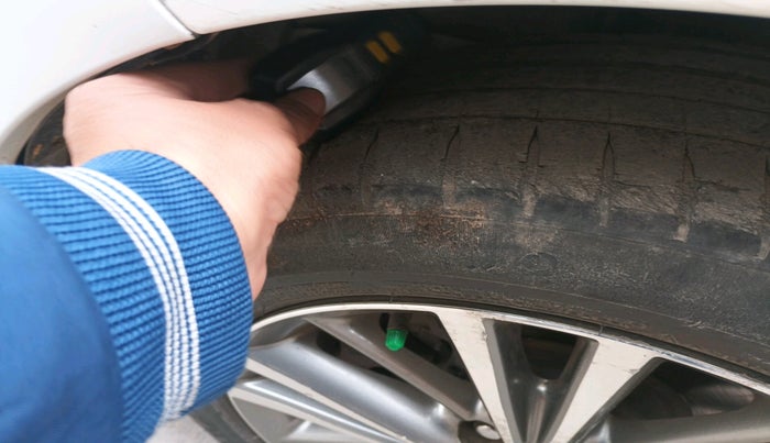 2015 Toyota Corolla Altis VL CVT PETROL, Petrol, Automatic, 1,45,264 km, tyre