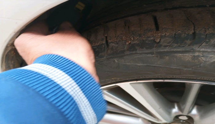 2015 Toyota Corolla Altis VL CVT PETROL, Petrol, Automatic, 1,45,264 km, tyre