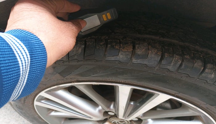 2015 Toyota Corolla Altis VL CVT PETROL, Petrol, Automatic, 1,45,264 km, tyre