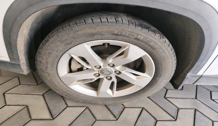 2021 MG HECTOR PLUS SUPER 1.5 PETROL TURBO HYBRID MT 7-STR, Petrol, Manual, 33,213 km, tyre