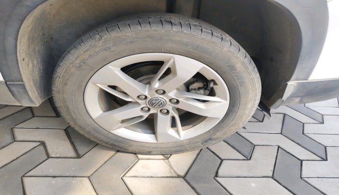 2021 MG HECTOR PLUS SUPER 1.5 PETROL TURBO HYBRID MT 7-STR, Petrol, Manual, 33,213 km, tyre