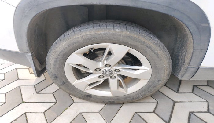 2021 MG HECTOR PLUS SUPER 1.5 PETROL TURBO HYBRID MT 7-STR, Petrol, Manual, 33,213 km, tyre