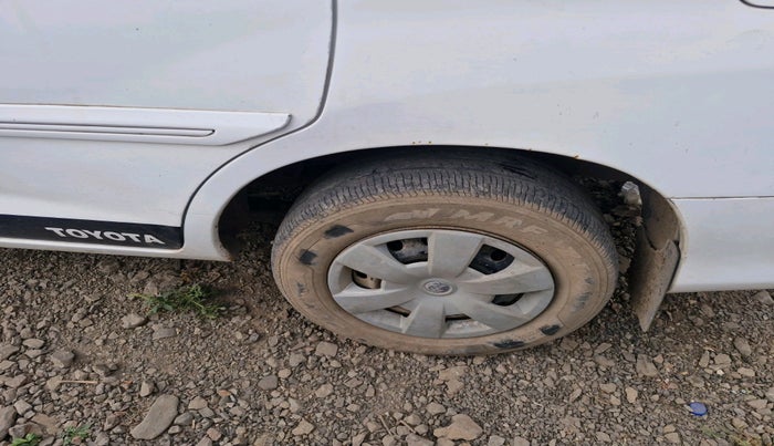 2013 Toyota Innova 2.5 G 8 STR, Diesel, Manual, 1,15,437 km, tyre