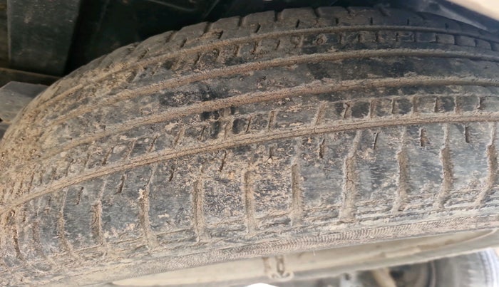 2013 Toyota Innova 2.5 G 8 STR, Diesel, Manual, 1,15,437 km, tyre