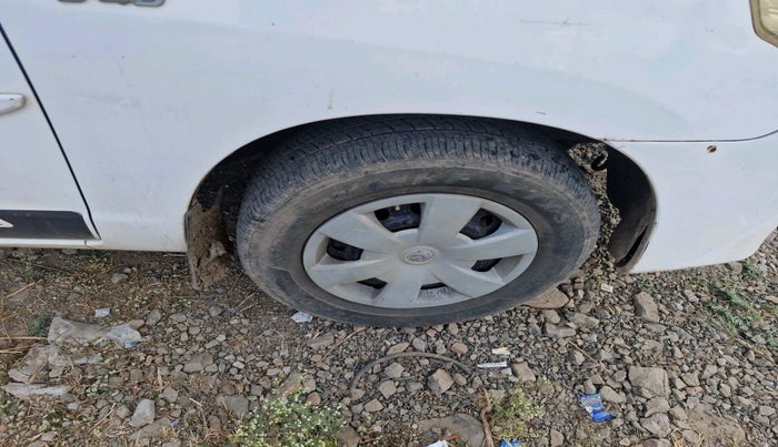 2013 Toyota Innova 2.5 G 8 STR, Diesel, Manual, 1,15,437 km, tyre