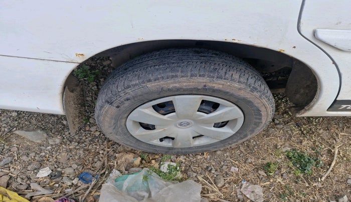 2013 Toyota Innova 2.5 G 8 STR, Diesel, Manual, 1,15,437 km, tyre