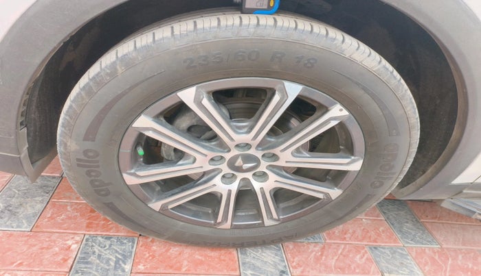 2021 Mahindra XUV700 AX 7 P AT 7 STR, Petrol, Automatic, 50,632 km, tyre