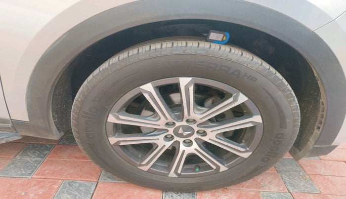 2021 Mahindra XUV700 AX 7 P AT 7 STR, Petrol, Automatic, 50,632 km, tyre