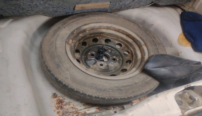 2014 Hyundai Eon ERA +, Petrol, Manual, 98,788 km, tyre