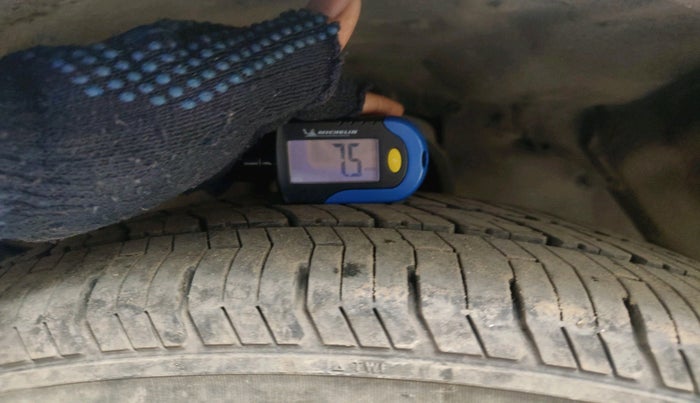 2017 Toyota Innova Crysta 2.4 VX 8 STR, Diesel, Manual, 2,85,531 km, tyre