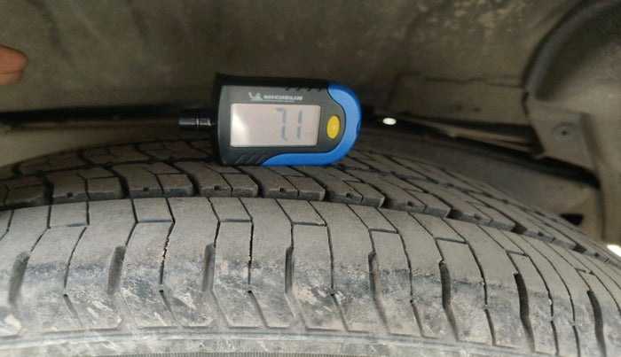 2017 Toyota Innova Crysta 2.4 VX 8 STR, Diesel, Manual, 2,85,531 km, tyre