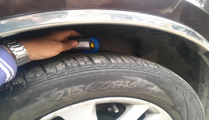 2016 Toyota Innova Crysta 2.4 VX 8 STR, Diesel, Manual, 1,71,045 km, tyre