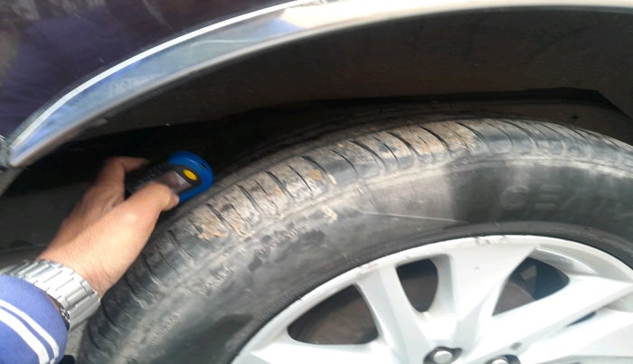 2016 Toyota Innova Crysta 2.4 VX 8 STR, Diesel, Manual, 1,71,045 km, tyre